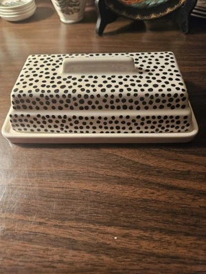 Bandeja de mantequilla de tomillo y mesa blanca con puntos negros de dos piezas usada en excelente estado  Foto 1 de 4