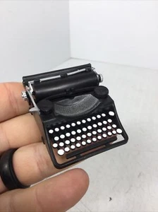 MÁQUINA DE ESCRIBIR DE PLÁSTICO ESCALA 1/6 PARA FIGURAS DE 12” DE ALTO WW2 DRAGON BBI HIZO SIGLO 21 - Imagen 1 de 10
