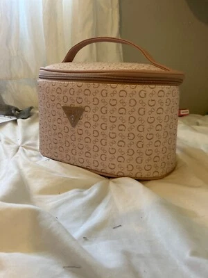 Guess, caja de maquillaje: rosa claro, en muy buen estado  Foto 1 de 4