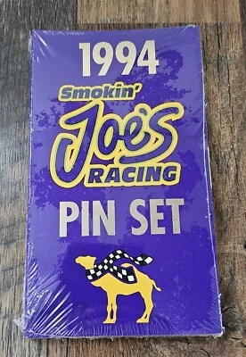 NUEVO 1994 Smokin' Joes Racing Pin Set SELLADO Juego de Cartas de Carreras Llenas de Acción Foto 1 de 3