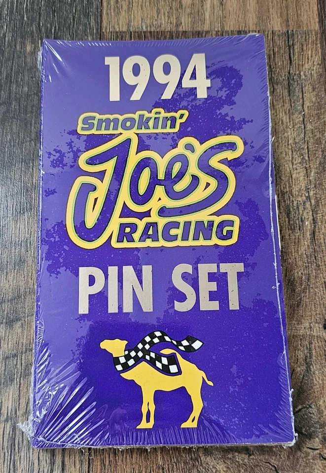 NUEVO 1994 Smokin' Joes Racing Pin Set SELLADO Juego de Cartas de Carreras Llenas de Acción Foto 1 de 3
