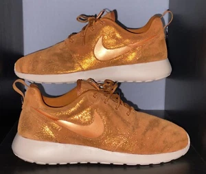 🚨New Nike Roshe One Men’s Premium Metallic Tawny Running Shoes Size 8.5 (10W) - Picture 1 of 3