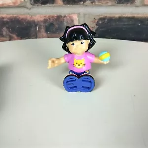 Figura Flexible Fisher Price Little People Sonya Lee con Camisa Gato Buen Estado - Imagen 1 de 6