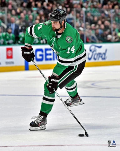 Jamie Benn Dallas Stars Unsigned Jersey Shooting 16x20 Photo Cover