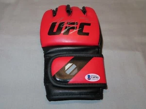 Guante Beckett autografiado por Khamzat Chimaev firmado por UFC BAS CERTIFICADO DE AUTENTICIDAD 1A - Imagen 1 de 7