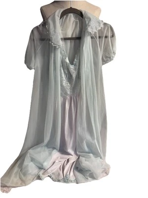 Camisón largo de encaje azul claro Vanity Fair y bata de cuello transparente talla pequeña Foto 1 de 4