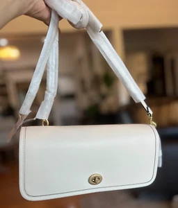 Coach Pelle Dinky Ristampa Gesso Nuovo con etichette Due Cinghie Ottone Hardware CW641 LEGGERE DESCRIZIONE - Foto 1 di 10