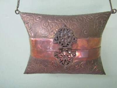 BOLSO DE METAL VINTAGE CON FORRO DE TERCIOPELO AZUL / 7" X 5" Foto 1 de 4