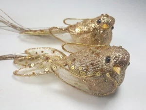 Lote de 2 adornos de pájaro con lentejuelas brillantes en tono dorado colas largas de plástico - Imagen 1 de 7