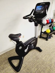 Life Fitness Discover SE3 95C Upright Bike - Picture 1 of 10