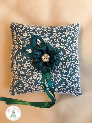 Almohada portadora de anillo hecha a mano en verde azulado oscuro y blanco, almohada de anillo de boda Foto 1 de 4