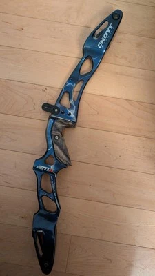 Archery: Right Hand Hoyt GMX 23" Olympic Recurve/Barebow ILF Riser - Image 1 of 4