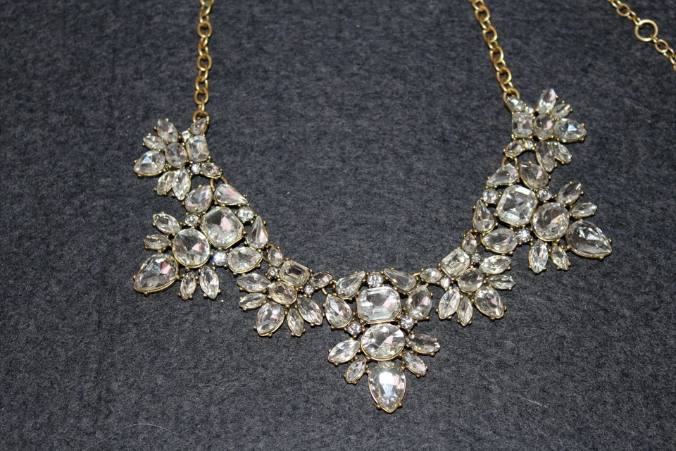 J. Lote de 18 collar de diamantes de imitación y cristal colorido tono dorado CREW Foto 1 de 3