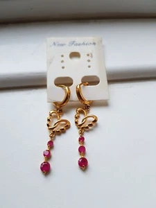 SELTENE asiatische rosa Schmetterling Ohrhänger. Goldfarben. Girly. UNGETRAGEN. - Bild 1 von 3