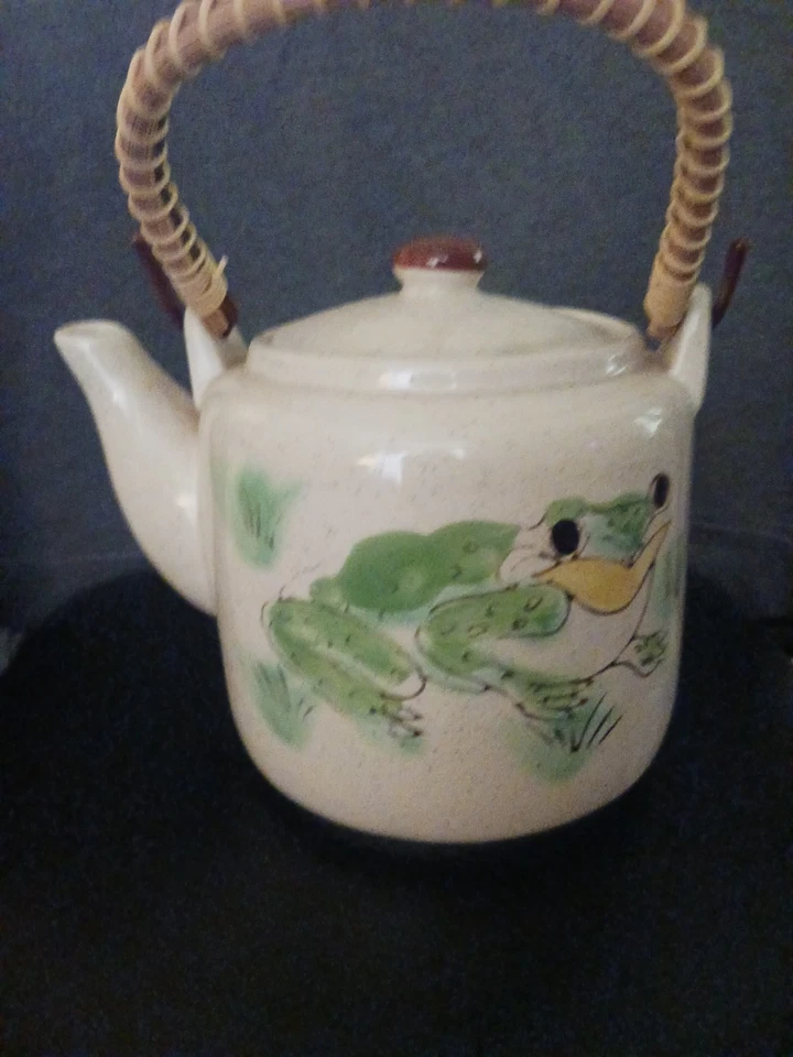 Tetera/rana antigua sin astillas ni abolladuras. Hermoso Foto 1 de 1