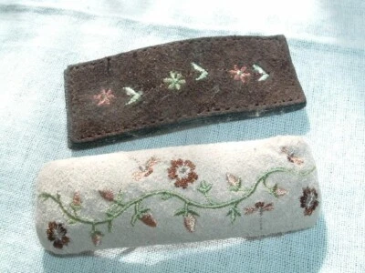 PAR DE PASADORES DE PELO VINTAGE COSIDOS A MANO DE GAMUZA FLORAL Y CUERO Foto 1 de 3