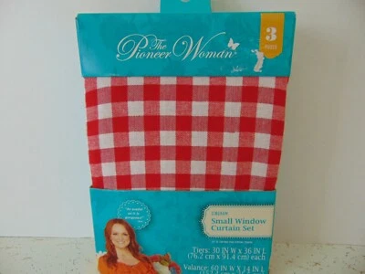 Pioneer Woman Gingham Kitchen Window Curtain White Red Pompom Edging 3-Piece NIP Foto 1 de 4