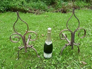 A PAIR OF ANTIQUE FRENCH, WROUGHT IRON FIRE DOGS / ANDIRONS / CHENETS. FIREPLACE - Picture 1 of 5