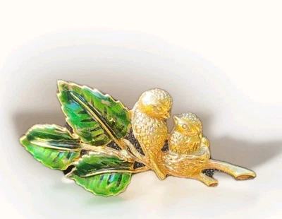 Esmalte vintage 1928 Jewelry Co. Pájaros y nido madre y bebé en rama de hoja verde Foto 1 de 4