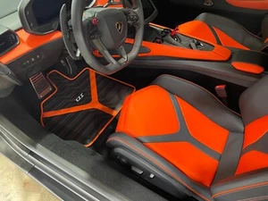 Alfombrillas de cuero ecológicas Lamborghini Revuelto negras/naranja - Imagen 1 de 5