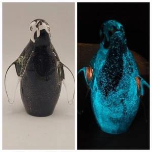 Estatuilla de pingüino de vidrio artístico vintage que brilla en la oscuridad 4" - Imagen 1 de 14