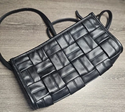 Bolso Bandolera Forever 21 Negro Correa Ajustable Estilo Tejido de Cesta con Cremallera Foto 1 de 4