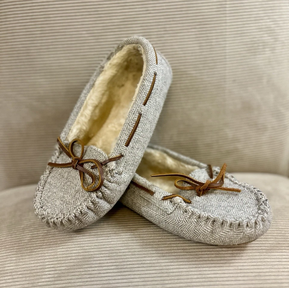 Zapatilla para mujer Minnetonka Britt Trapper forrada de piel gris antideslizante talla 9,5 Foto 1 de 4