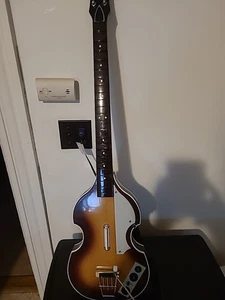 Bajo Guitar Hero Ps3 Rock Band Beatles Hofner PSGTS3 Harmonix (sin dongle) - Imagen 1 de 5