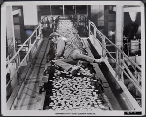 Soylent Green 1973 original 8x10 blanco y negro película todavía Charlton Heston 1915-6 - Imagen 1 de 1