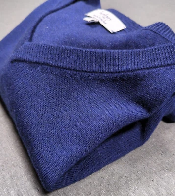 Suéter extra fino de lana merino Turnbury cuello en V para hombre talla L azul marino suave Foto 1 de 4