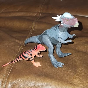 2 mini figuras de dinosaurios de acción de Jurassic World - Imagen 1 de 7