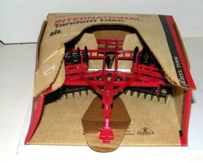 Disco plegable tándem internacional fundido a presión Ertl Farm 1:16 #493 vintage nuevo en caja Foto 1 de 4