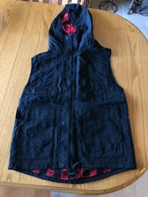 Charles and a Half de Urban Outfitters Chaleco de Franela de Nylon para Hombres Negro Mediano Foto 1 de 4