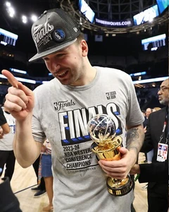 Luka Doncic West Finals Jugador Más Valioso Trofeo Dallas Mavericks 8x10 NBA Baloncesto Foto - Imagen 1 de 1