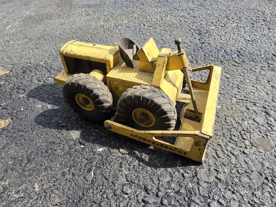 VINTAGE NYLINT Tournatractor  DIECAST PRESSED STEEL RUBBER-WHEELED DOZER - Image 1 of 4