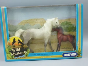 Caballo Breyer Mustangs Salvajes Nuevo en Caja #750502 Yegua Gris Moteado y Potro de Bahía - Imagen 1 de 8