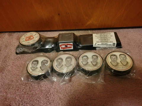 Vintage NHL Detroit Red Wings Complete Burger King Photo Hockey Puck Set Cover