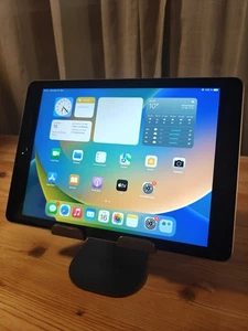 Apple iPad 5. Gen. 32GB Wi-Fi Space Grau A1822 - Bild 1 von 6