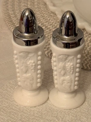 Salero y pimentero Mid Century Westmoreland vidrio con paneles de uva 4 3/4" Foto 1 de 2