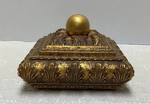 Joyero cuadrado con tapa hoja de acanto envejecido ornamentado dorado de colección - Imagen 1 de 17