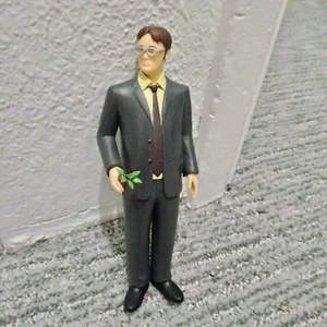 The OFFICE TV Dwight Schrute w/ Beet Vinyl Figure Peacock NBC Studio 5" - Picture 1 of 2