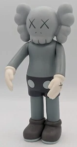 2004 KAWS Five Years Later Companion OriginalFake Vinyle Gris 8" Boîte ouverte - Photo 1/13