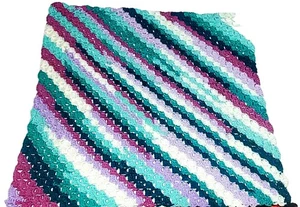 Handgefertigte Häkeldecke 30 x 30 Zoll weinrot türkis lila C2C Babydecke - Bild 1 von 13