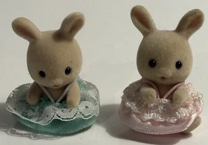 Figura familiar Sylvanian Families Ivory Rabbit Baby Calico Critters (SF109) - Imagen 1 de 4