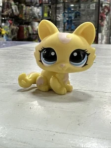Littlest Pet Shop LPS Authentic Hasbro #1090 Yellow Crouching Cat - Picture 1 of 2