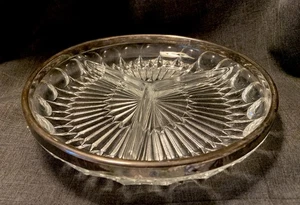 "Plato dividido de vidrio pesado vintage de 9"" con borde de metal, patrón Starburst y huella digital" - Imagen 1 de 7