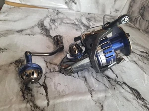 Carrete giratorio Daiwa 15 Saltiga 6500H - Imagen 1 de 9