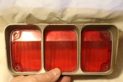Lente de luz de señal de giro de parada trasera inferior Oldsmobile 442 1972 vintage OEM 5965251 Foto 1 de 4