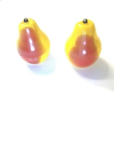 Vintage Salz und Pfefferstreuer Kunststoff Birnen Obst Motiv 2-3/4" hoch 2" breit  - Bild 1 von 7