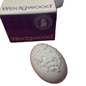 BIELOT EN JASPE EN FORME D'OEUF WEDGWOOD BLANC SUR BLANC "LILLIES" - #3994 - Photo 1 sur 8
